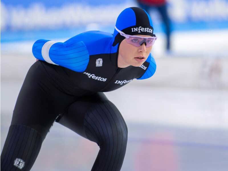 Rosalie van vliet, schaatsend met handen op de rug