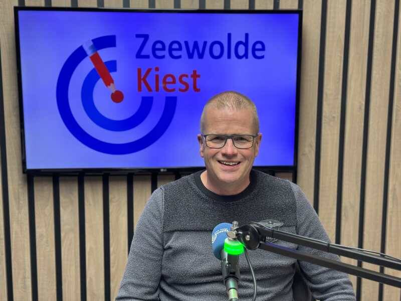 Ben Scharft breed lachend in de studio van LOZ bij Zeewolde Kiest
