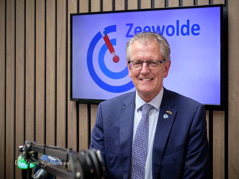 Burgemeester Gerrit Jan Gorter in de studio van LOZ met Zeewolde Kiest op achtergrond