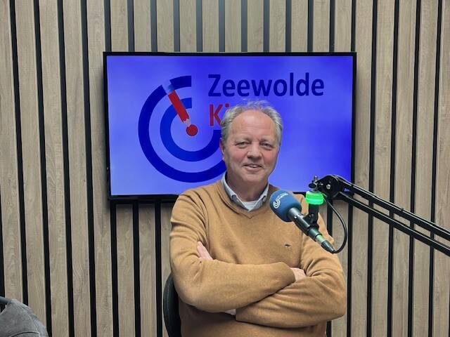 Jan Ties Kram met de armen over elkaar heen in de studio van LOZ tijdens Zeewolde Kiest