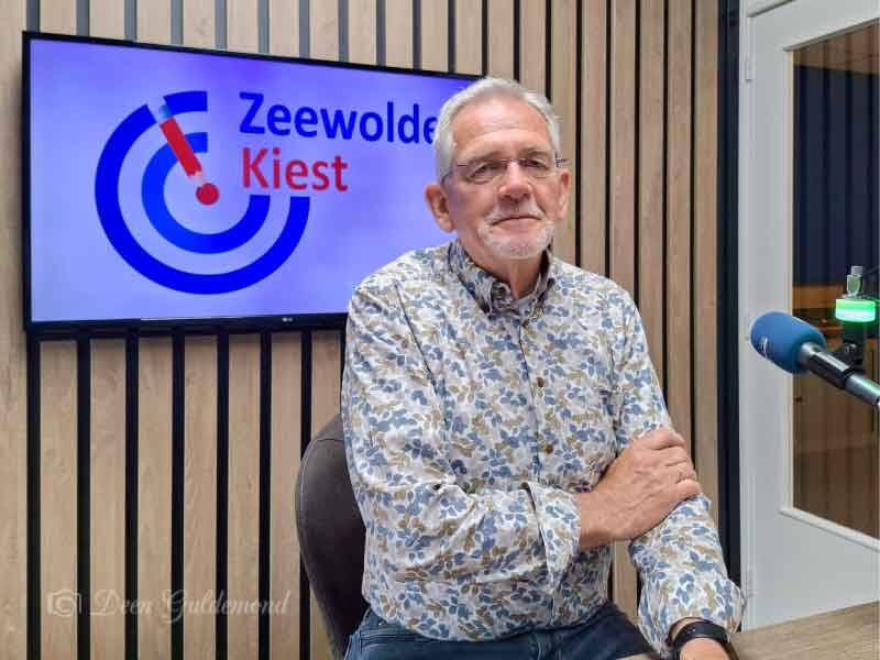 Thijs van Dalen in fleurige blouse in de studio van Zeewolde Kiest