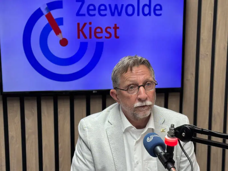 Wethouder Helmut Hermans in de studio van Lokale Omroep Zeewolde